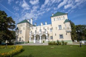 Exkluzív kastélybirtok eladó, Budapesttől 50 km-re, Pest megye határán elterülő dombságban, 13,2 Ha területű luxus birtok, 15 szobás kastély épülettel eladó